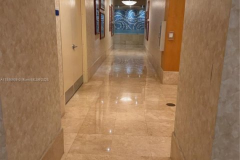 Condominio en venta en Hallandale Beach, Florida, 1 dormitorio, 81.29 m2 № 2244140 - foto 28