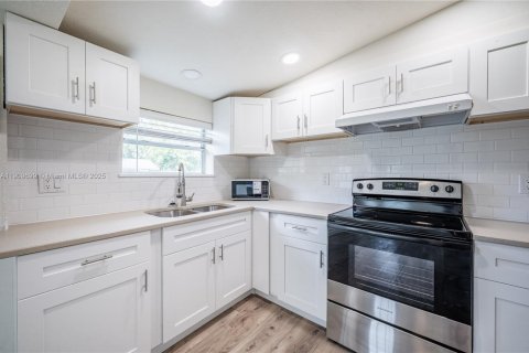 House in Port Charlotte, Florida 2 bedrooms № 2052769 - photo 10