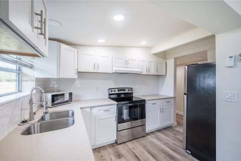 House in Port Charlotte, Florida 2 bedrooms № 2052769 - photo 9