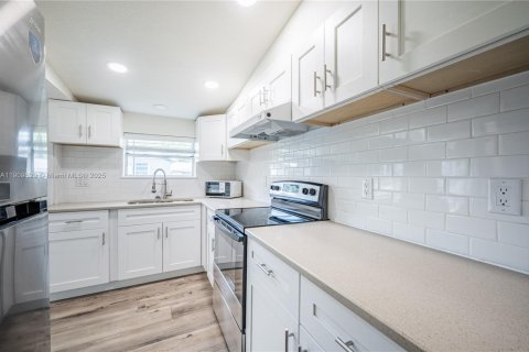 House in Port Charlotte, Florida 2 bedrooms № 2052769 - photo 11