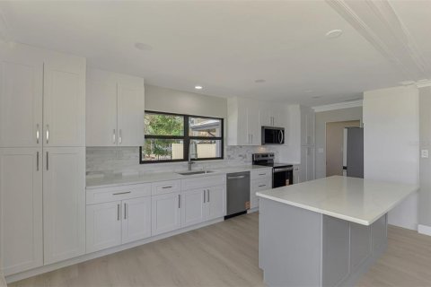 Villa ou maison à vendre à Bradenton, Floride: 3 chambres, 153.85 m2 № 2137086 - photo 12