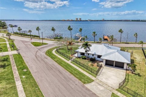 Casa en Bradenton, Florida 3 dormitorios, 153.85 m2 № 2137086