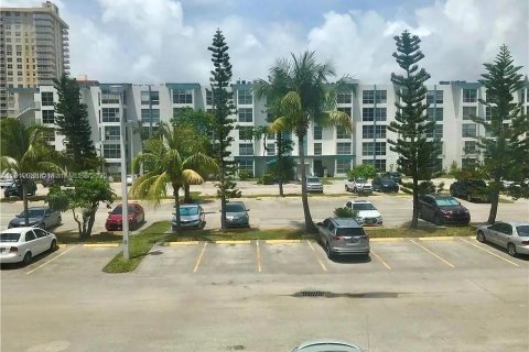 Condo in Sunny Isles Beach, Florida, 1 bedroom  № 1779369 - photo 19