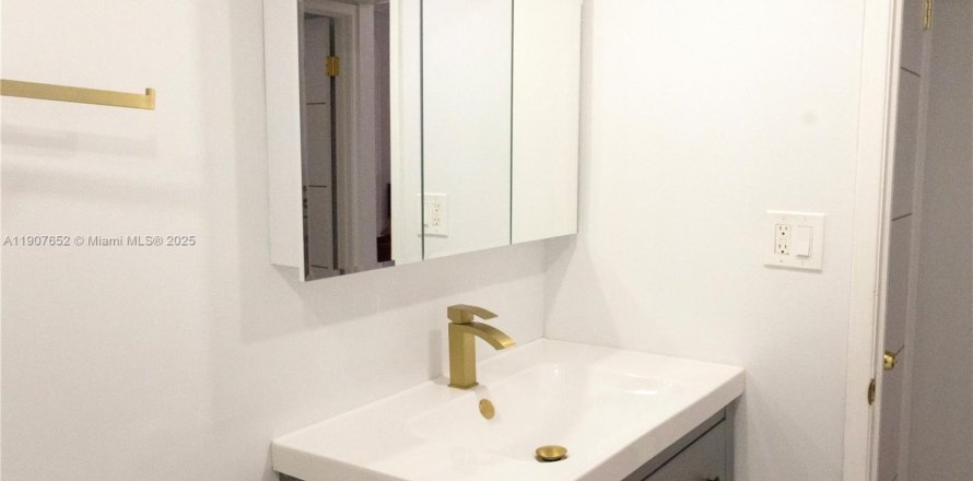 Кондоминиум с 1 спальней в Майами-Бич, Флорида № 2012548