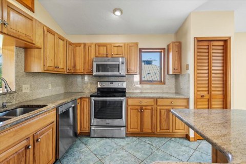House in Hutchinson Island South, Florida 4 bedrooms, 195.47 sq.m. № 2086912 - photo 10