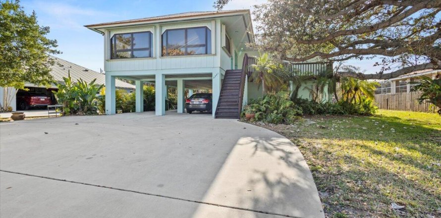 House in Hutchinson Island South, Florida 4 bedrooms, 195.47 sq.m. № 2086912