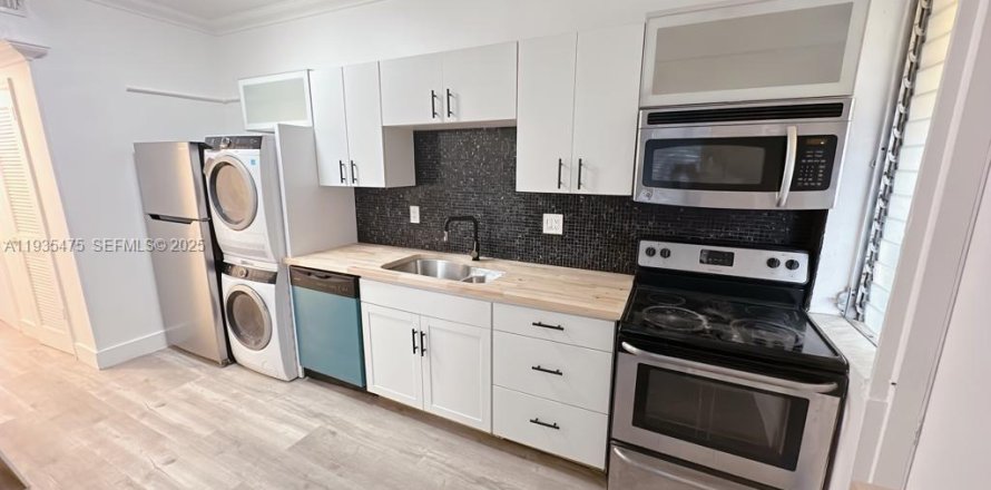 Condominio en Miami Beach, Florida, 2 dormitorios  № 1993687