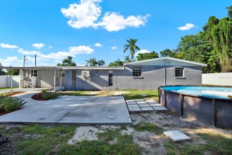 Casa en venta en Brandon, Florida, 6 dormitorios, 209.22 m2 № 1902613 - foto 28