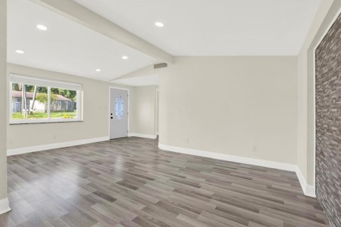 Casa en venta en Brandon, Florida, 6 dormitorios, 209.22 m2 № 1902613 - foto 3