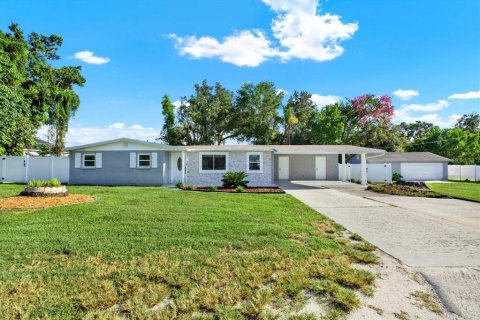 Casa en venta en Brandon, Florida, 6 dormitorios, 209.22 m2 № 1902613 - foto 1