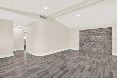 Casa en venta en Brandon, Florida, 6 dormitorios, 209.22 m2 № 1902613 - foto 4