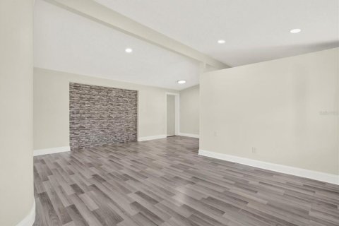 Casa en venta en Brandon, Florida, 6 dormitorios, 209.22 m2 № 1902613 - foto 2