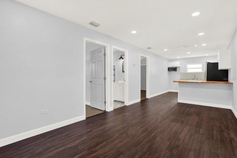 Casa en venta en Brandon, Florida, 6 dormitorios, 209.22 m2 № 1902613 - foto 22