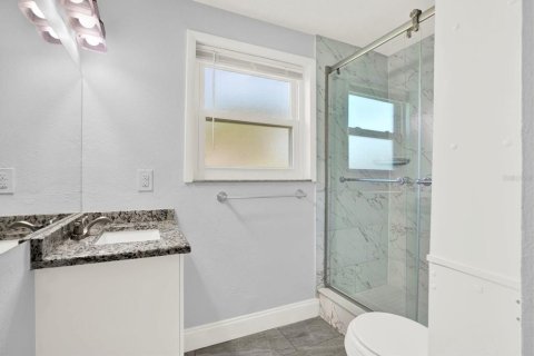 Casa en venta en Brandon, Florida, 6 dormitorios, 209.22 m2 № 1902613 - foto 12