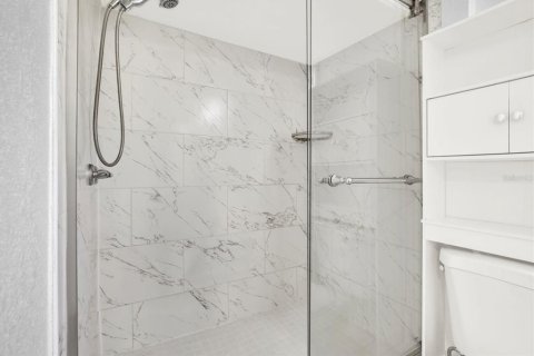 Casa en venta en Brandon, Florida, 6 dormitorios, 209.22 m2 № 1902613 - foto 11
