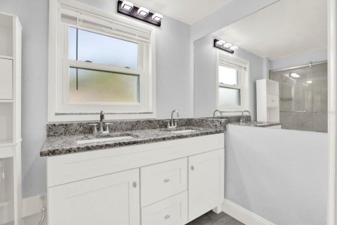 Casa en venta en Brandon, Florida, 6 dormitorios, 209.22 m2 № 1902613 - foto 14