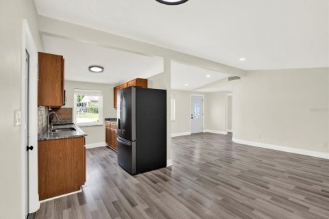 Casa en venta en Brandon, Florida, 6 dormitorios, 209.22 m2 № 1902613 - foto 6