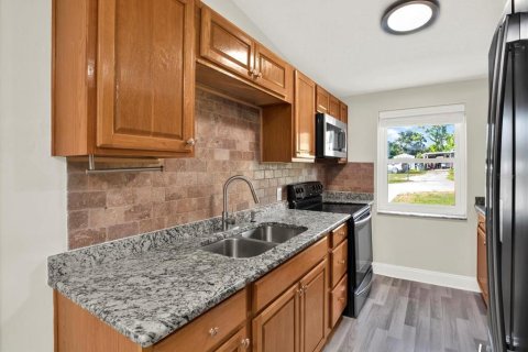 Casa en venta en Brandon, Florida, 6 dormitorios, 209.22 m2 № 1902613 - foto 7