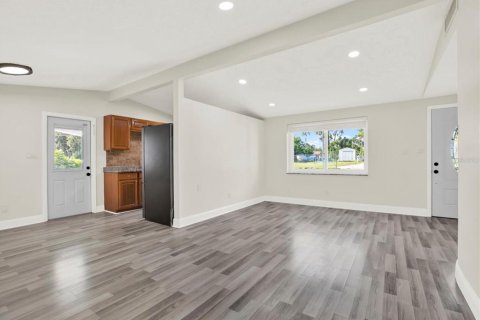 Casa en venta en Brandon, Florida, 6 dormitorios, 209.22 m2 № 1902613 - foto 5