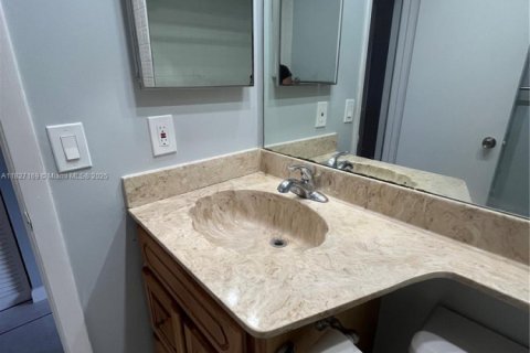 Townhouse in Hialeah, Florida 3 bedrooms, 103.59 sq.m. № 1799314 - photo 17