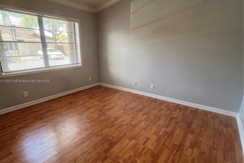 Townhouse in Hialeah, Florida 3 bedrooms, 103.59 sq.m. № 1799314 - photo 13