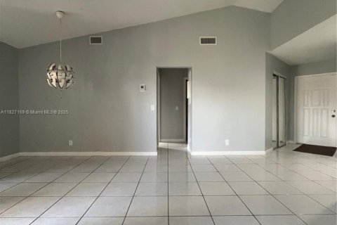 Townhouse in Hialeah, Florida 3 bedrooms, 103.59 sq.m. № 1799314 - photo 5