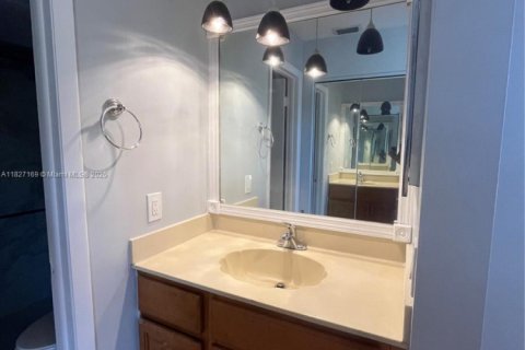 Townhouse in Hialeah, Florida 3 bedrooms, 103.59 sq.m. № 1799314 - photo 11