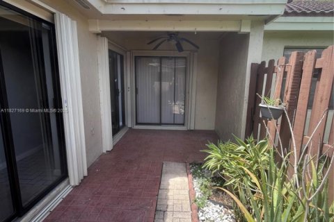 Townhouse in Hialeah, Florida 3 bedrooms, 103.59 sq.m. № 1799314 - photo 15