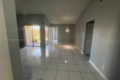 Townhouse in Hialeah, Florida 3 bedrooms, 103.59 sq.m. № 1799314 - photo 7