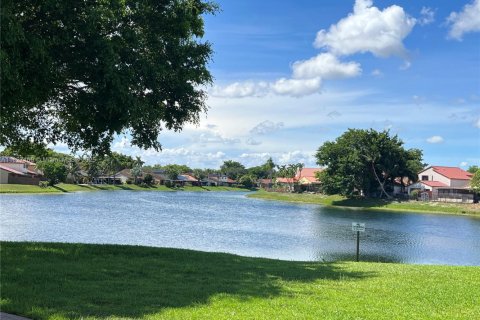 Townhouse in Hialeah, Florida 3 bedrooms, 103.59 sq.m. № 1799314 - photo 22
