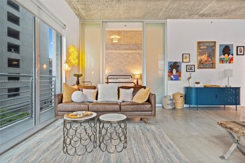 Condo in Miami, Florida, 2 bedrooms  № 1938090 - photo 1