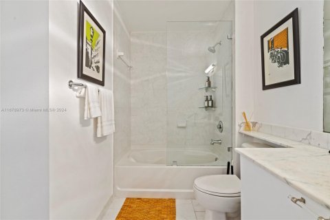 Condominio en alquiler en Miami, Florida, 2 dormitorios, 98.1 m2 № 1938090 - foto 18