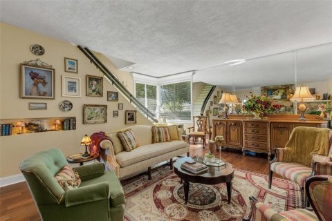 House in Lakeland, Florida 4 bedrooms, 224.45 sq.m. № 2215880 - photo 2