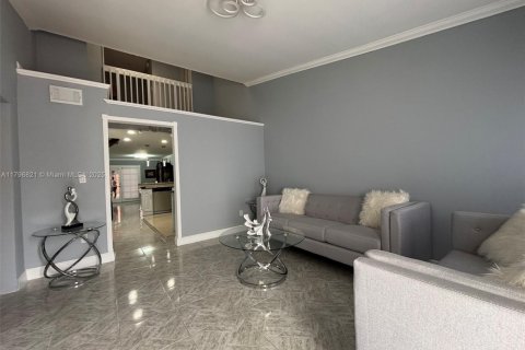 Casa en venta en Hialeah, Florida, 4 dormitorios, 228.63 m2 № 1711950 - foto 8