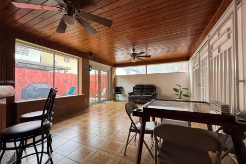 Casa en venta en Hialeah, Florida, 4 dormitorios, 228.63 m2 № 1711950 - foto 28