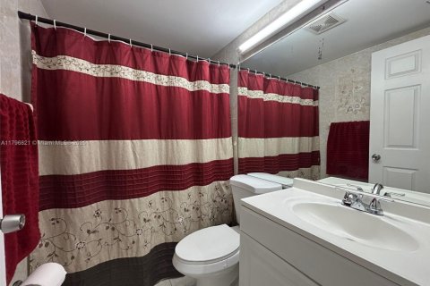 Casa en venta en Hialeah, Florida, 4 dormitorios, 228.63 m2 № 1711950 - foto 10