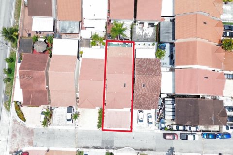 Casa en venta en Hialeah, Florida, 4 dormitorios, 228.63 m2 № 1711950 - foto 2