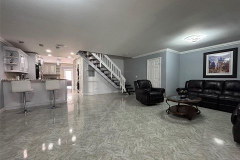 Casa en venta en Hialeah, Florida, 4 dormitorios, 228.63 m2 № 1711950 - foto 17
