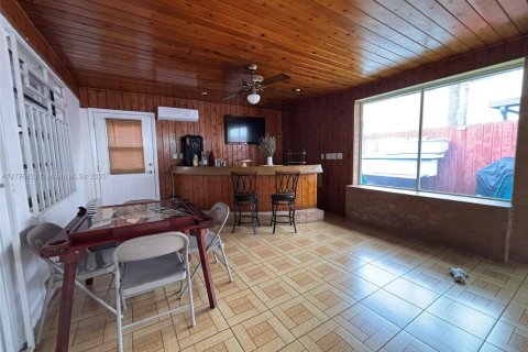 Casa en venta en Hialeah, Florida, 4 dormitorios, 228.63 m2 № 1711950 - foto 27