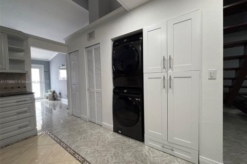 Casa en venta en Hialeah, Florida, 4 dormitorios, 228.63 m2 № 1711950 - foto 16