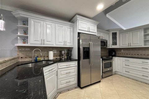 Casa en venta en Hialeah, Florida, 4 dormitorios, 228.63 m2 № 1711950 - foto 14