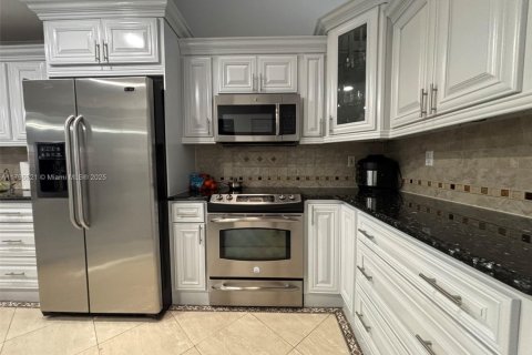Casa en venta en Hialeah, Florida, 4 dormitorios, 228.63 m2 № 1711950 - foto 15