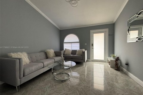 Casa en venta en Hialeah, Florida, 4 dormitorios, 228.63 m2 № 1711950 - foto 7