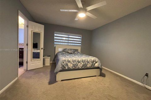 Casa en venta en Hialeah, Florida, 4 dormitorios, 228.63 m2 № 1711950 - foto 18