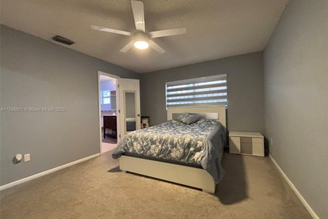 Casa en venta en Hialeah, Florida, 4 dormitorios, 228.63 m2 № 1711950 - foto 19