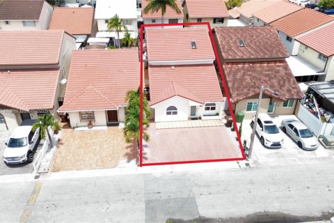 Casa en venta en Hialeah, Florida, 4 dormitorios, 228.63 m2 № 1711950 - foto 3
