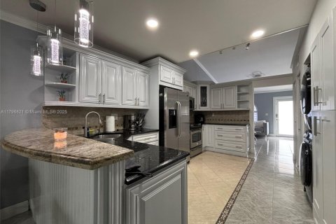 Casa en venta en Hialeah, Florida, 4 dormitorios, 228.63 m2 № 1711950 - foto 13