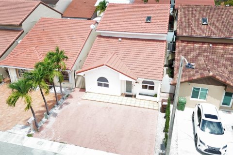 Casa en venta en Hialeah, Florida, 4 dormitorios, 228.63 m2 № 1711950 - foto 1