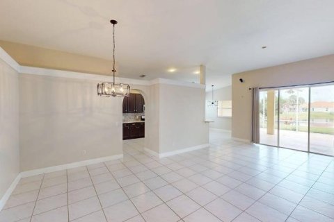 House in Port St. Lucie, Florida 3 bedrooms, 194.44 sq.m. № 2084049 - photo 19