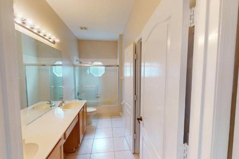 House in Port St. Lucie, Florida 3 bedrooms, 194.44 sq.m. № 2084049 - photo 15